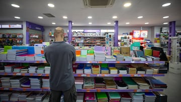 Cuadernos y demás material escolar, en la papelería Folder Hermosilla, a 24 de agosto de 2024, en Madrid (España). Las familias gastarán 491,9€ por niño en 'la vuelta al cole' de este 2024, según un estudio realizado por idealo.es. Los libros de texto, con un coste medio de 341,99 euros, se llevarán la mayor parte del presupuesto.
24 AGOSTO 2024;MADRID;FAMILIAS ESPAÑOLAS;CURSO ESCOLAR 2024
Jesús Hellín / Europa Press
24/08/2024