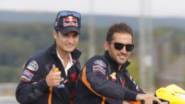 Raúl Jara, al manillar del scooter, mantiene una estrecha relación con Dani Pedrosa prácticamente desde que ambos empezaron a competir.