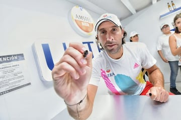 Santiago González concedió algunos autógrafos.