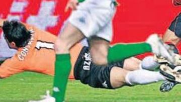 <b>LA SENTENCIA DE SOLDADO. </b>Este es el momento en que el delantero osasunista pone el balón lejos del alcance de Contreras y anota el 4-1.