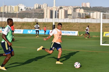 La Selección Colombia continúa trabajando en la sede de la Federación Colombiana de Fútbol en Barranquilla bajo el mando del técnico Reinaldo Rueda. Tras la atención a la prensa, el grupo conformado por jugadores del FPC hizo trabajo en espacio reducido, fútbol y trabajo de arqueros.