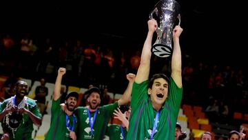 Carlos Su&aacute;rez, con el t&iacute;tulo de la Eurocup conquistado ante el Valencia Basket esta temporada.