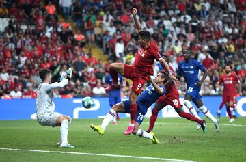 1-1. Roberto Firmino en la jugada del primer gol de los 'reds' anotado por Sadio Mane.