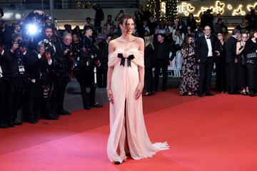 Margaret Qualley asiste a la alfombra roja de "¡Cariño, no!" en la 78.ª edición del Festival de Cine de Cannes.