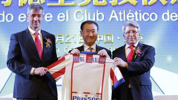 Wang Jianlin, del grupo Wanda Group, posa con Gil Mar&iacute;n y Cerezo tras la firma de su acuerdo en 2015.