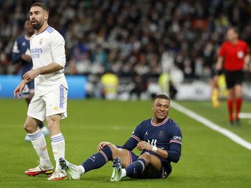 Mbappé en el suelo después de un choque con Carvajal 