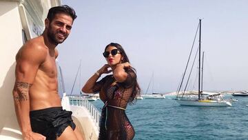 Cesc Fábregas con Daniella Seeman en un barco durante sus vacaciones de verano 2017