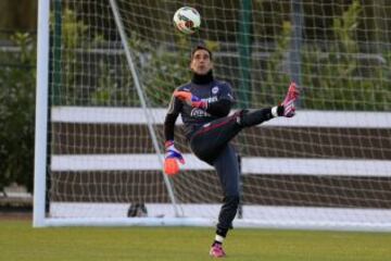 La Selección llegó a Londres después de esperar mucho en el aeropuerto e inmediatamente se trasladó al centro de entrenamientos del Arsenal. Alexis Sánchez fue el guía.