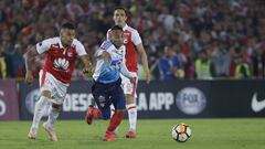 Jarlan Barrera y Yeison Gordillo en la disputa del bal&oacute;n en el juego entre Santa Fe y Junior por la ida de la semifinal de Copa Sudamericana