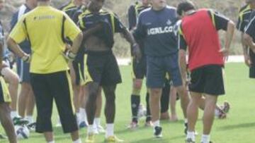 <b>¡TRANQUILO! </b>Víctor Muñoz sujeta por el brazo a Guerrón en medio del grupo, con Celestini detrás.