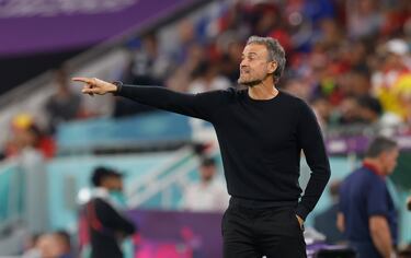 Luis Enrique, entrenador de España, da instrucciones a su equipo durante el partido del  Mundial de Qatar 2022 entre España y Costa Rica en el Estadio Al Thumama.