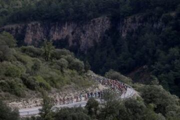 Vista del pelotón durante la duodécima etapa de la Vuelta Ciclista a España disputada entre Escaldes-Engordany (Andorra), y Lleida, con un recorrido de 173 kilómetros.