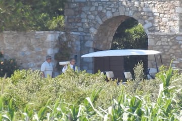 El representante Jorge Mendes y el presidente de la Juventus han llegado a la villa privada en la que se hospeda Cristiano por separado en helicóptero. Han estado reunidos desde las 14:00 hasta las 18:30 horas con el portugués. Una reunión tensa en la que se ha apreciado mucho movimiento en la gente de seguridad de Cristiano. Cuando la reunión ha acabado han salido Jorge Mendes y el presidente de la Juventus en una furgoneta oscura que han puesto delante de la puerta. Después se han ido en dos helicópteros.