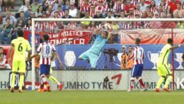 Bravo controla un bal&oacute;n ante el Atl&eacute;tico de Madrid.