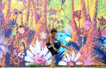 Un joven juega al fútbol en una de las favelas de Rio de Janeiro, Brasil