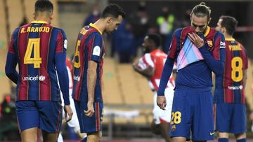 Mingueza, Araújo, Busquets y Pjanic, hundidos al final del partido.