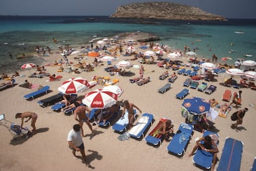Playa de Cala Conta en Ibiza, octubre de 1987, Islas Baleares, España. 