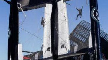 El 'Oracle Team USA' vuelca su catamarán en San Francisco