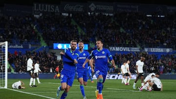 Borja Mayoral celebra junto a Maksimovic y Duarte el gol que dio el triunfo al Getafe.