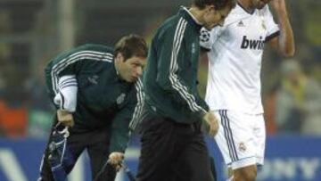 <b>NUEVO REVÉS. </b>Serratosa constató la lesión de Khedira y se retiró.