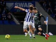 SAN SEBASTIÁN, 07/02/2026.- El centrocampista del Elche Aleix Febas (d) pelea un balón con el centrocampista de la Real Sociedad Pablo Marín intenta un remate durante el partido de LaLiga entre la Real Sociedad y el Elche, este sábado en el estadio de Anoeta. EFE/ Javier Etxezarreta