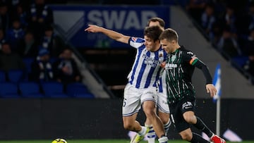 SAN SEBASTIÁN, 07/02/2026.- El centrocampista del Elche Aleix Febas (d) pelea un balón con el centrocampista de la Real Sociedad Pablo Marín intenta un remate durante el partido de LaLiga entre la Real Sociedad y el Elche, este sábado en el estadio de Anoeta. EFE/ Javier Etxezarreta