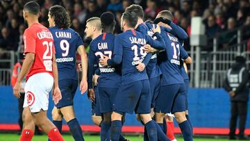 Paris Saint-Germain&#039;s players celebrate the goal by Argentine midfielder Angel Di Maria during the French L1 football match between Stade Brestois 29 and Paris Saint-Germain in Brest, western France, on November 9, 2019. (Photo by Damien MEYER / AFP)