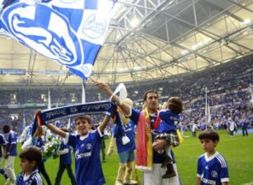 El 28 de abril de 2012 disputó su último partido en el Veltins-Arena de Gelsenkirchen que enfrentó al Schalke 04 y al Hertha BSC Berlin con resultado final de 4-0 a favor del Schalke y con gol de Raúl. Este partido supuso la despedida del jugador de la afición germana y el club le tributó un espectacular homenaje, no sólo por los dos años de permanencia en el club minero, sino también como reconocimiento a su trayectoria deportiva, una de las más laureadas del fútbol europeo.