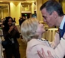 El saludo de Pedro Sánchez y Hillary Clinton que ya es viral por la actitud de ella