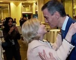 El saludo de Pedro Sánchez y Hillary Clinton que ya es viral por la actitud de ella