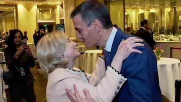 El saludo de Pedro Sánchez y Hillary Clinton que ya es viral por la actitud de ella