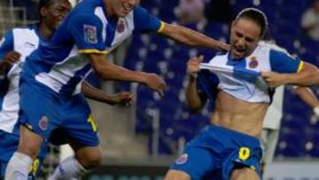 <b>DOBLETE. </b>Sergio García, que marcó los dos goles, es felicitado por el mexicano Héctor Moreno.