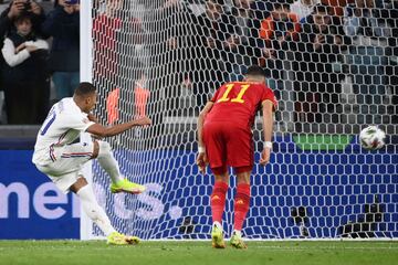 2-2. Klyan Mbappé marca de penalti el segundo gol.