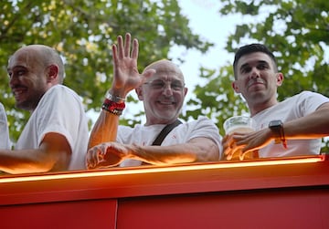 Los jugadores de la selección española celebran con los miles de aficionados que invaden las calles de Madrid el título de campeones de Europa. En la imagen, Luis de la Fuente.