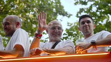 Los jugadores de la selección española celebran con los miles de aficionados que invaden las calles de Madrid el título de campeones de Europa. En la imagen, Luis de la Fuente.