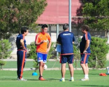 Gustavo Canales conversa con el cuerpo técnico de Universidad de Chile.