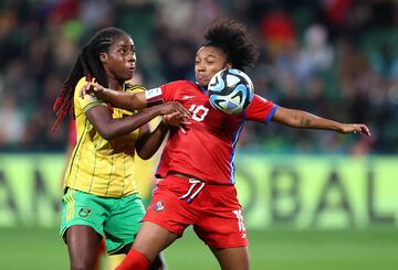 Marta Cox defiende la pelota ante Vyan Sampson, de Jamaica.