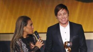 BALONES DE ORO. La brasileña Marta, cinco veces Balón de Oro, y Wambach, a la derecha, en Zúrich.
