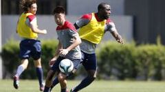 Jozy Altidore (a la derecha) entren&oacute; con el resto de la selecci&oacute;n de Estados Unidos en el Centro Deportivo Azul.