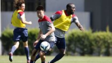 Jozy Altidore (a la derecha) entren&oacute; con el resto de la selecci&oacute;n de Estados Unidos en el Centro Deportivo Azul.