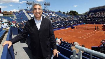 Manuel Orantes posa en el Real Club de Tenis de Barcelona durante el Torneo Conde de God&oacute; de 2012.
  