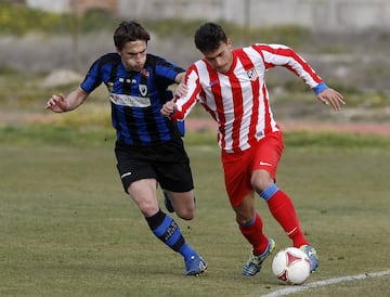 Se curtió como futbolista en las categorías inferiores del Club Atlético de Madrid, debutando en 2010 con su segundo equipo filial, el Club Atlético de Madrid "C", en Tercera División.