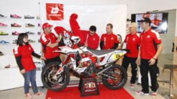 El equipo Gas Gas descubriendo la moto que usarán en el Dakar.