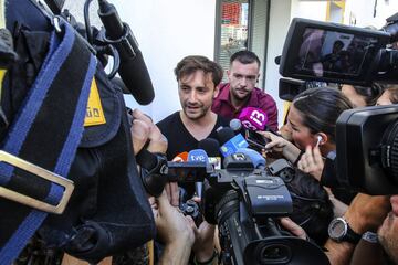 Pablo Nieto, hijo de Ángel Nieto, atiende a los medios a las puertas del tanatorio.