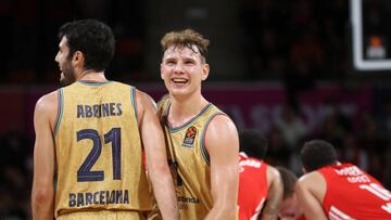 MUNICH, GERMANY - OCTOBER 18: Rokas Jokubaitis, #31 of FC Barcelona celebrates with Alex Abrines, #21 of FC Barcelona during the 2022/2023 Turkish Airlines EuroLeague Regular Season Round 3 match between FC Bayern Munich and FC Barcelona at Audi Dome on October 18, 2022 in Munich, Germany. (Photo by Christina Pahnke/Euroleague Basketball via Getty Images)