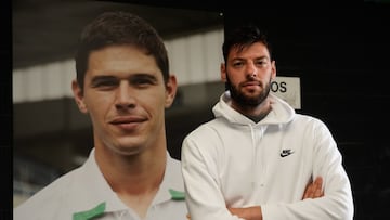 El delantero del Racing Roko Baturina delante de la fotograf¨ªa de la leyenda racinguista Nikola Zigic.