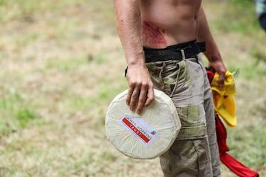 La carrera consiste en atrapar un queso de Gloucester arrojado desde la colina de Cooper, con una caída de 182 metros en la localidad de Brockworth. Los competidores deben bajar por la ladera del cerro para atraparlo y el primero en conseguirlo se proclama vencedor.
