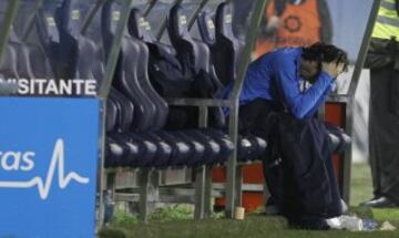 Tiago abatido después de ser sustituido por Mario Suárez en la primera parte del encuentro.