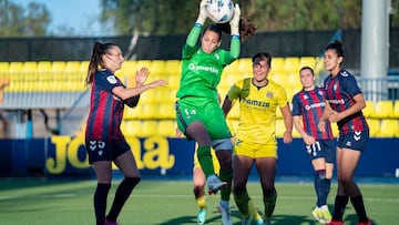 María Miralles atrapa un balón aéreo entre varias jugadoras
