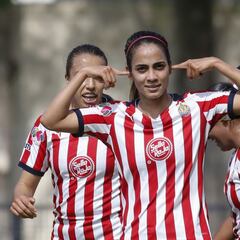 Chivas golea y duerme en la cima